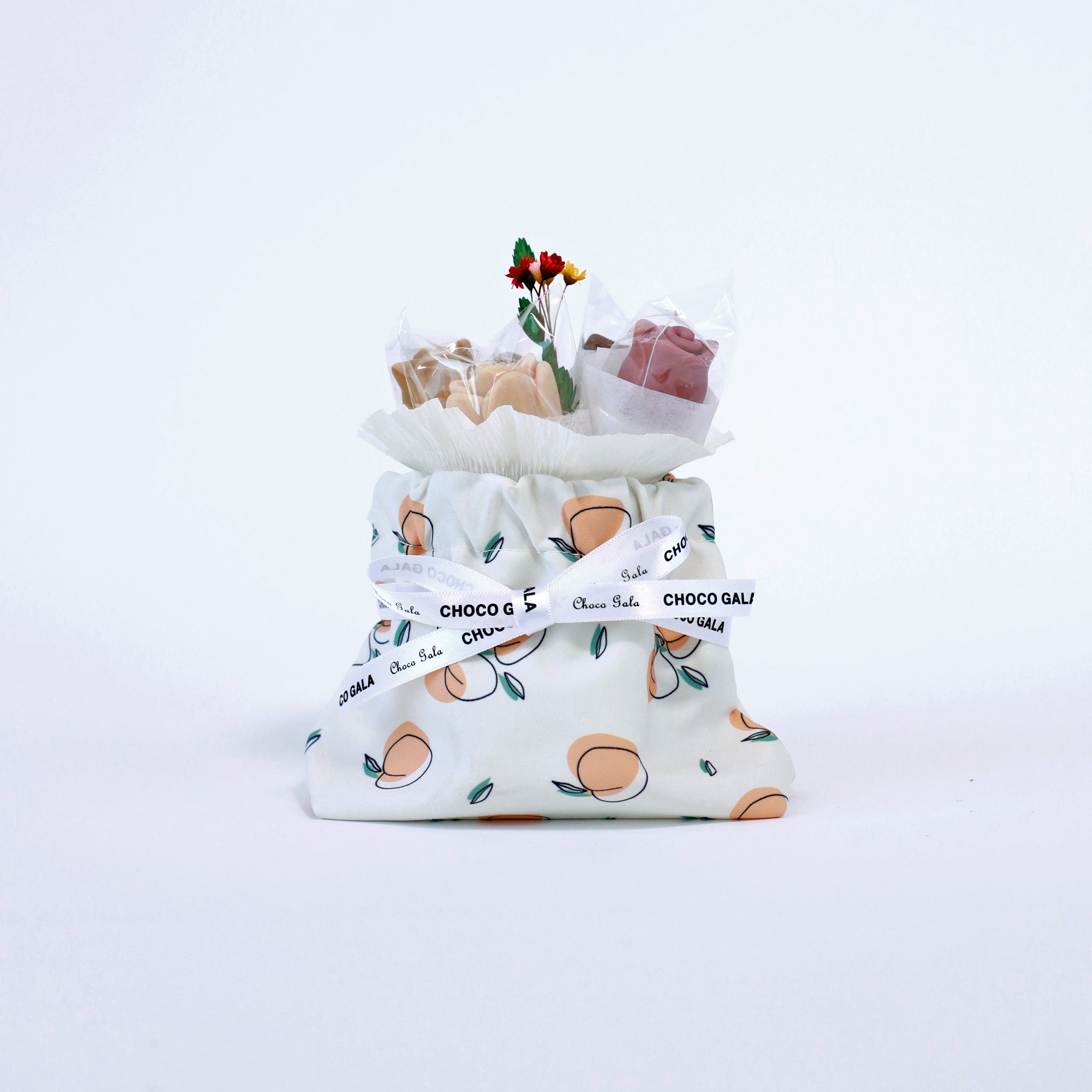 White Sweetness in a Pouch with handcrafted chocolate roses and a portable water-resistant mini bag 2